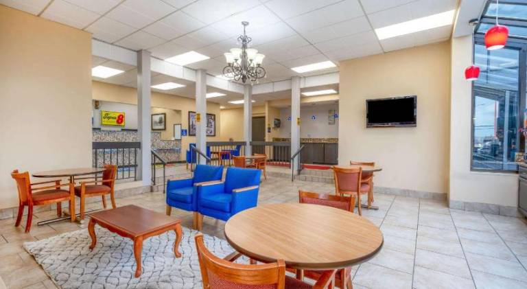 Super 8 by Wyndham Perrysburg/Toledo — photo 5
