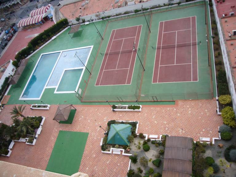 Holiday apartment with pool, patio & garden | City view in Benidorm