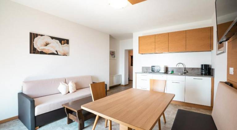 Serviced apartment with yard, patio & pool | Good for workation | Pet-friendly — photo 5