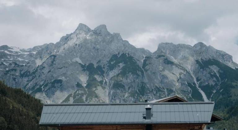 Family-friendly nice chalet with patio, private pool & BBQ | Close to the ski | Suitable for remote work | Dogs allowed — photo 4