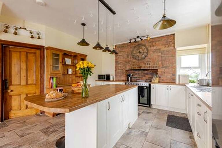Charming Farmhouse with Hot Tub and Games Room near Llandeilo, Carmarthenshire — photo 2