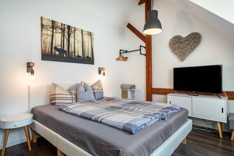 Room 2, cozy, bright double room with sloping ceiling — photo 2