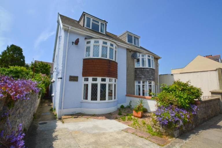 Cottage with yard in Tenby