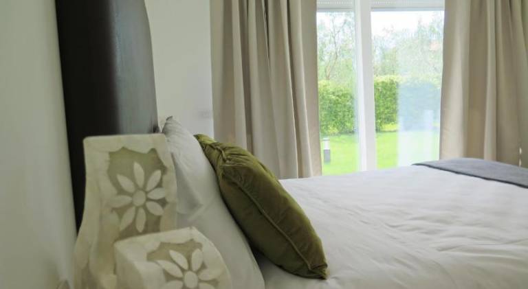 Rental apartment with patio, BBQ & pool in Tenno