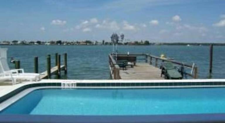 Apartment with pool in Treasure Island, FL