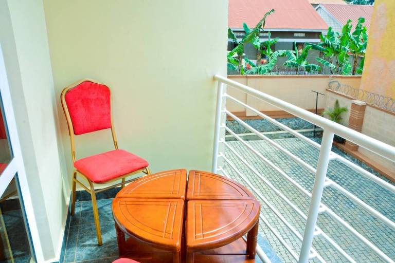 Apt - Sleeps - Parking - Pet friendly — photo 4