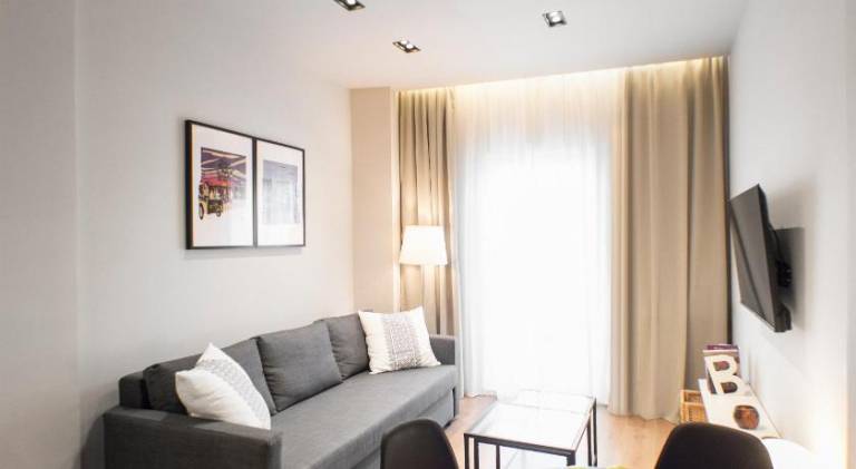 Stylish and Renovated Retreat in Thessaloniki: Cozy Apartment at Ioulianou 33 — photo 2