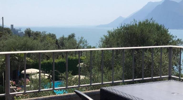Children-friendly holiday apartment with pool, terrace & garden | Next to the beach | Pets allowed in Malcesine