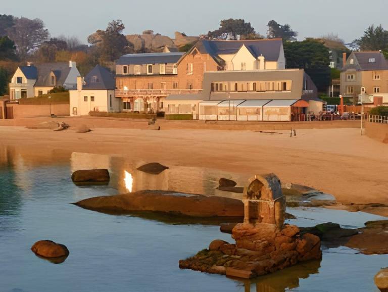 Logis Hotel Saint Guirec Et De La Plage in Perros-Guirec