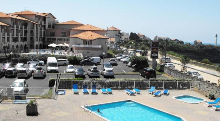Serviced apartment with patio & pool — photo 5