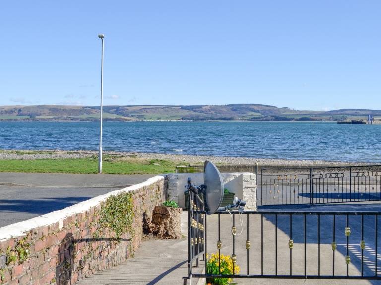 Cottage | Beach view — photo 2