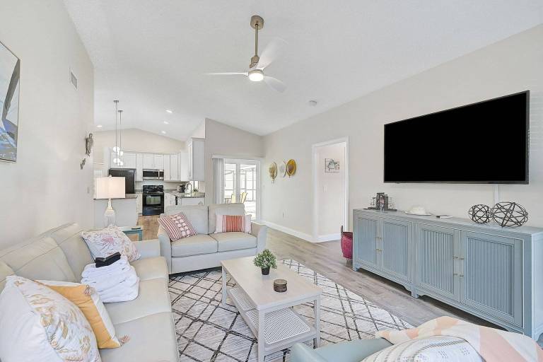 Vacation home with barbecue & private pool | City view — photo 4