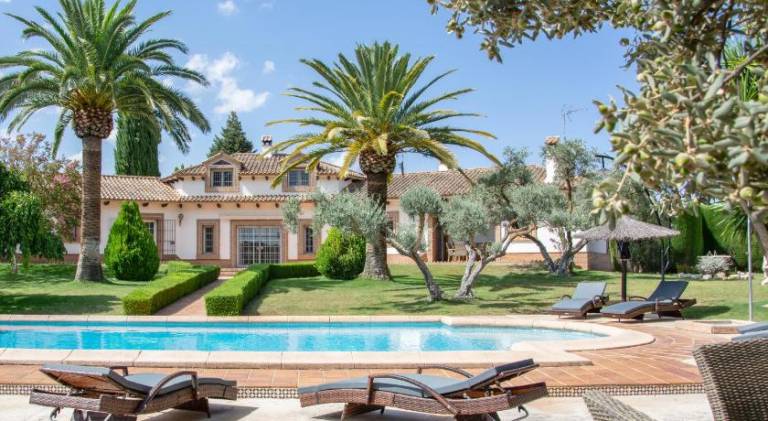Villa with pool — photo 3