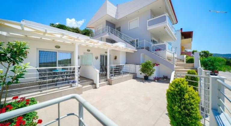 Apartment with terrace — photo 4