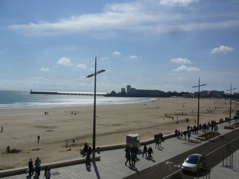 Spacious Studio with Sea View, Near Shops, and Direct Beach Access — photo 3