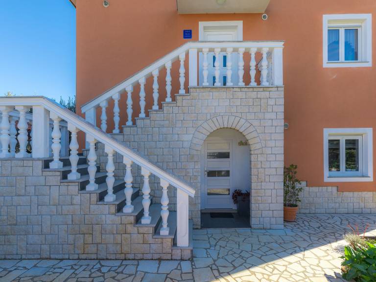 Holiday apartment with garden, barbeque & terrace — photo 4