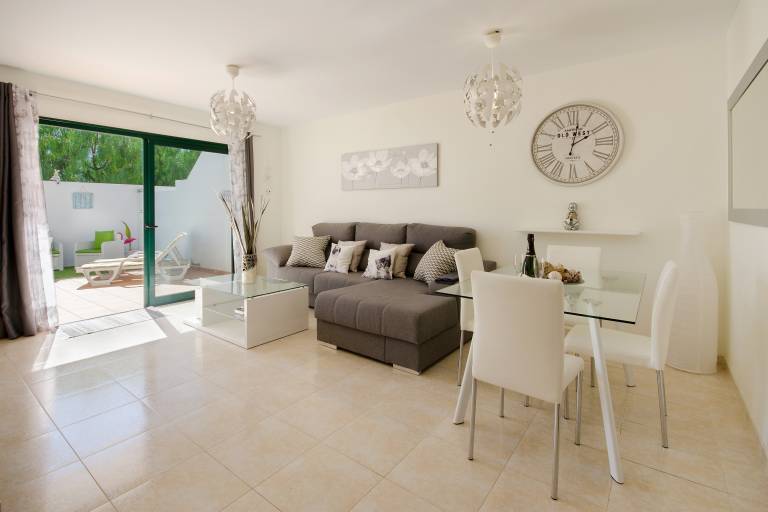 Elegant Duplex Home with Private Patio and Jacuzzi, Wi-Fi & Sea View in Yaiza