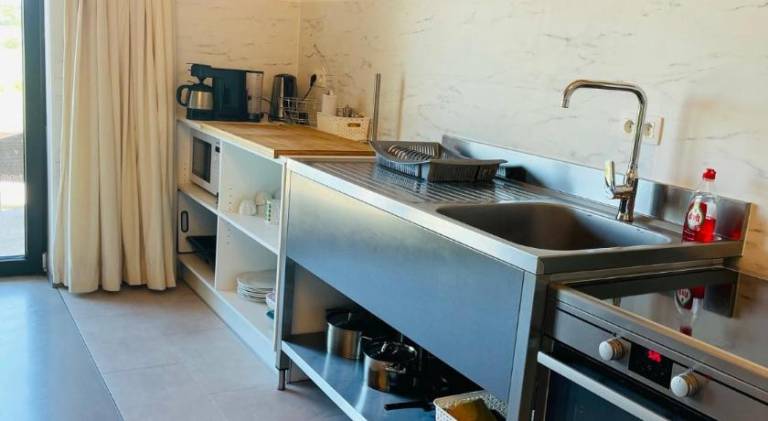 Serviced apartment with yard & terrace — photo 4