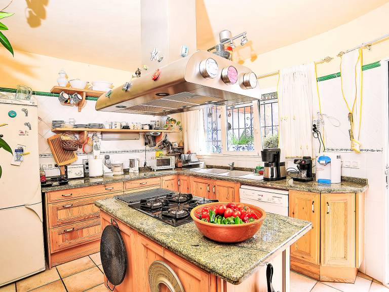 Vacation home with barbecue, yard & patio — photo 4