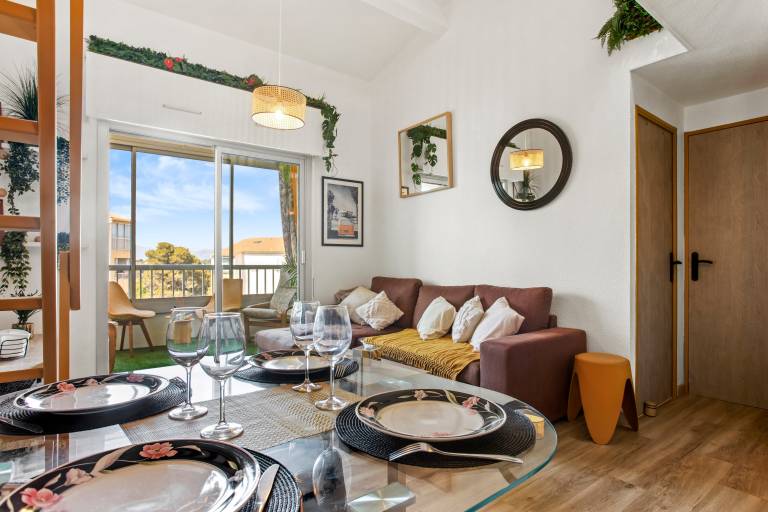 Air-conditioned “Moréa” Apartment in Residence with Pool and Tennis Courts in Fréjus