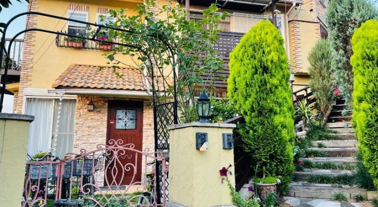 House with 2 rooms for 6 persons in Yokohama
