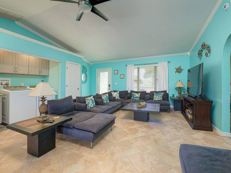 Vacation home with BBQ & private pool — photo 3