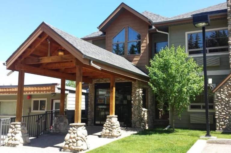 Elkwater Lake Lodge