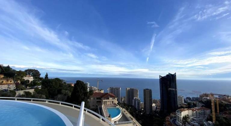 Apartment with pool in Menton
