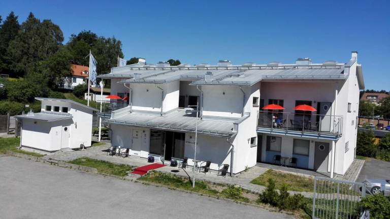 Family-friendly pleasant holiday apartment with garden & barbeque | Water view | Good for workation | Pets allowed in Taby