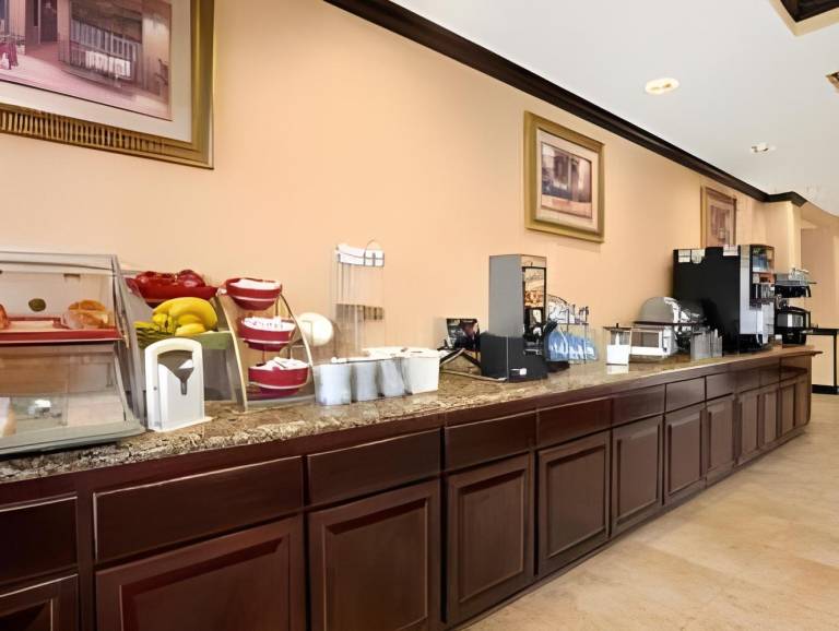 La Quinta Inn & Suites by Wyndham Mt. Laurel - Philadelphia in Mount Laurel, NJ