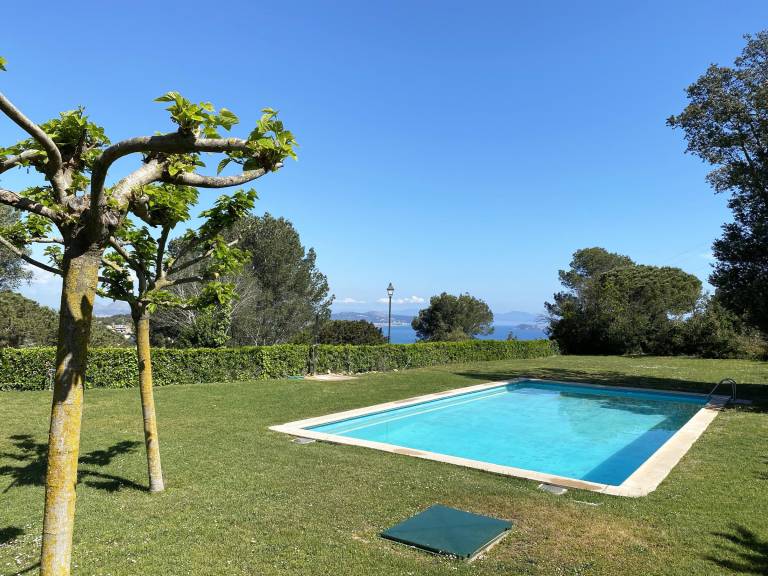 Fully equipped ample apartment with yard & pool | Pet-friendly in Begur