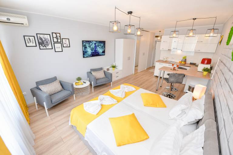 Family-oriented studio | Close to Stavropoleos Monastery | City view | Dogs allowed — photo 3