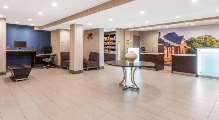 La Quinta Inn & Suites by Wyndham Aberdeen-APG — photo 3