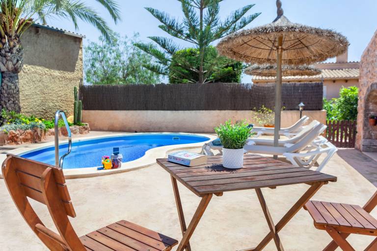 Vacation home with yard, terrace & private pool — photo 4