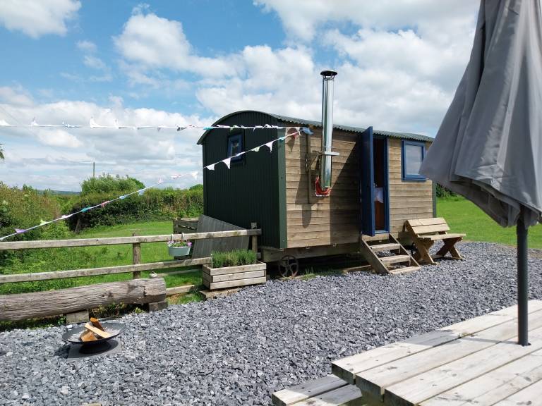 Cabin with barbecue & garden — photo 2