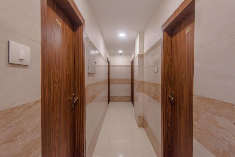 OYO Hotel Golden Palms Near Versova Beach — photo 3