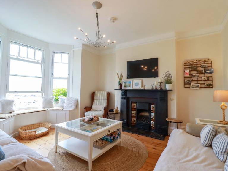 Family-friendly pleasant cottage with patio & yard | Beach view | Beach nearby | Pets are welcome — photo 5