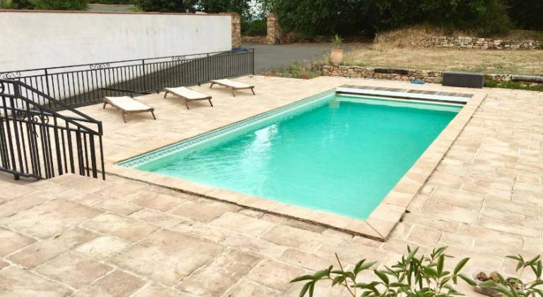 Vacation home with jacuzzi & pool | Pet-friendly — photo 3