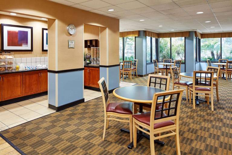 La Quinta Inn & Suites by Wyndham Thousand Oaks-Newbury Park — photo 3