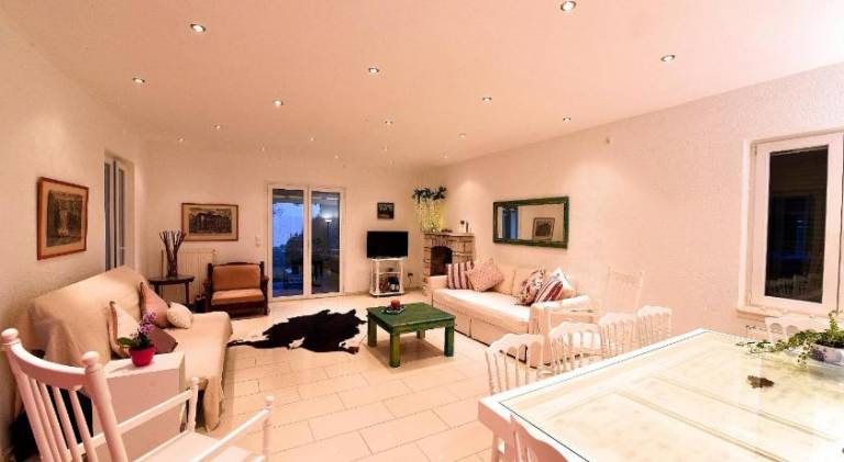 House with patio, garden & hot tub — photo 2