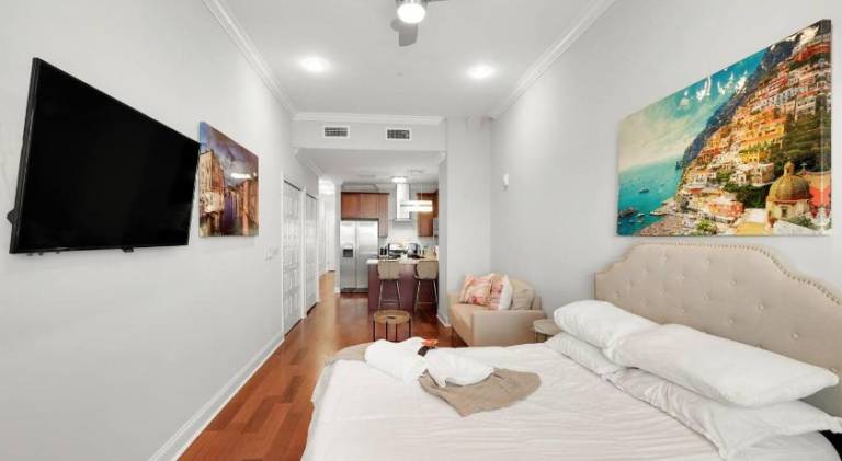 Rental apartment with pool in Philadelphia, PA
