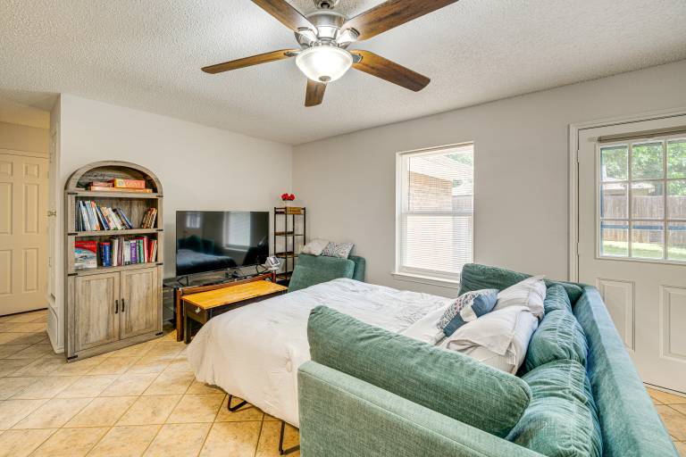 1 Mi to Denton Square: Family Home w/ Fenced Yard! — photo 2