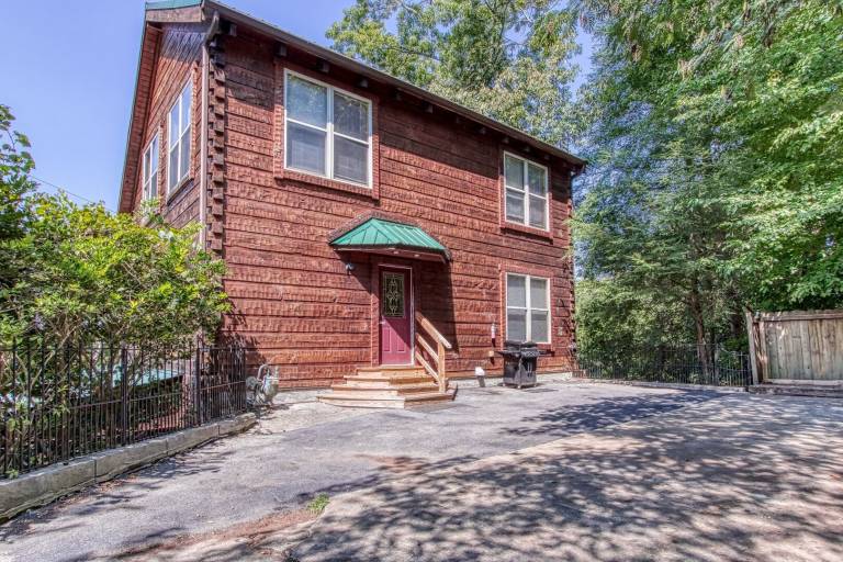 Cabin with private pool in Pigeon Forge, TN