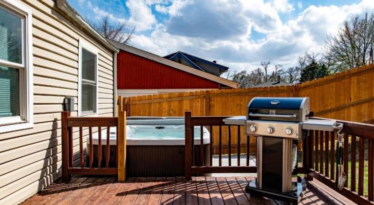 House with jacuzzi — photo 4