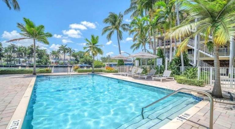 Waterfront 2BR Intracoastal Views Walk to Beach Pool and Hot Tub — photo 4