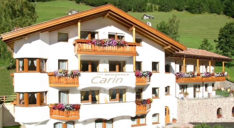 Serviced apartment with yard & terrace in Selva di Val Gardena
