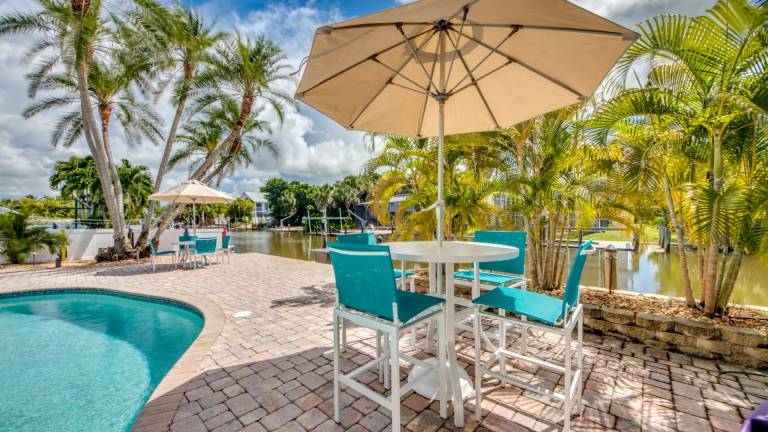 Sand Dollar Complex - Entire Canalfront Pet-Friendly Beach/Pool Complex — photo 2