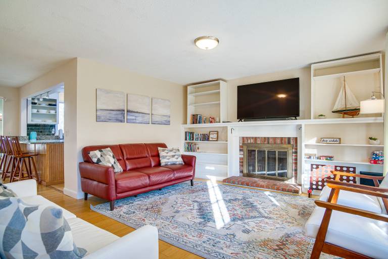 Ping-Pong & Backyard: Spacious Chatham Retreat — photo 4