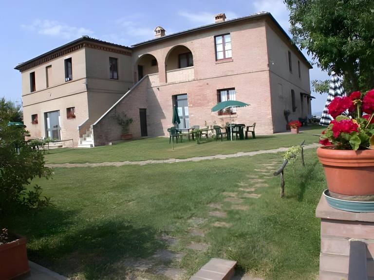 Beautiful house with yard, pool & terrace | Perfect for remote work | Pets allowed in Asciano