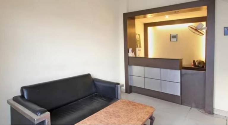 OYO 33449 Hotel Crown Plaza